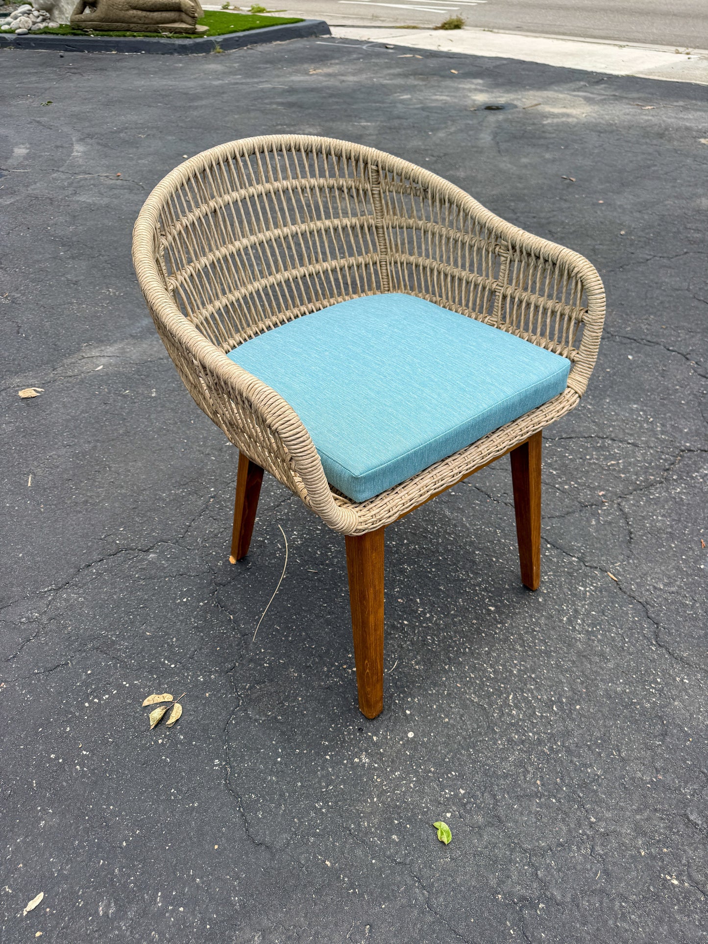 SYNTHETIC ROPE AND TEAK ARM CHAIR W/ BLUE CUSHION