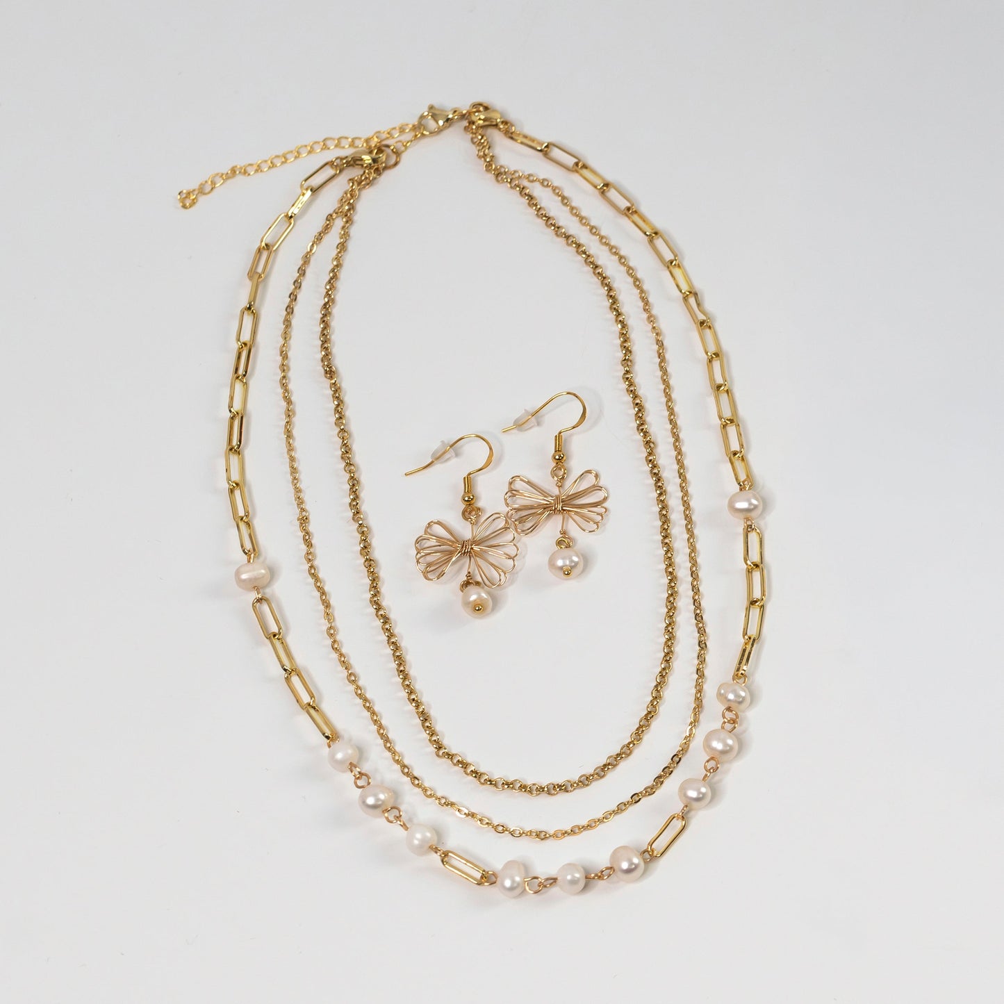 Coquette gold necklace