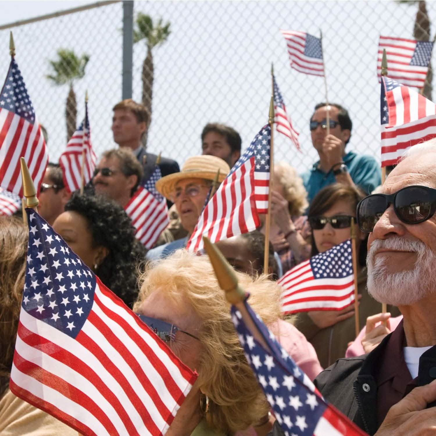 Lot de 100 : Drapeau des États-Unis 4x6 po sur bâton en bois
