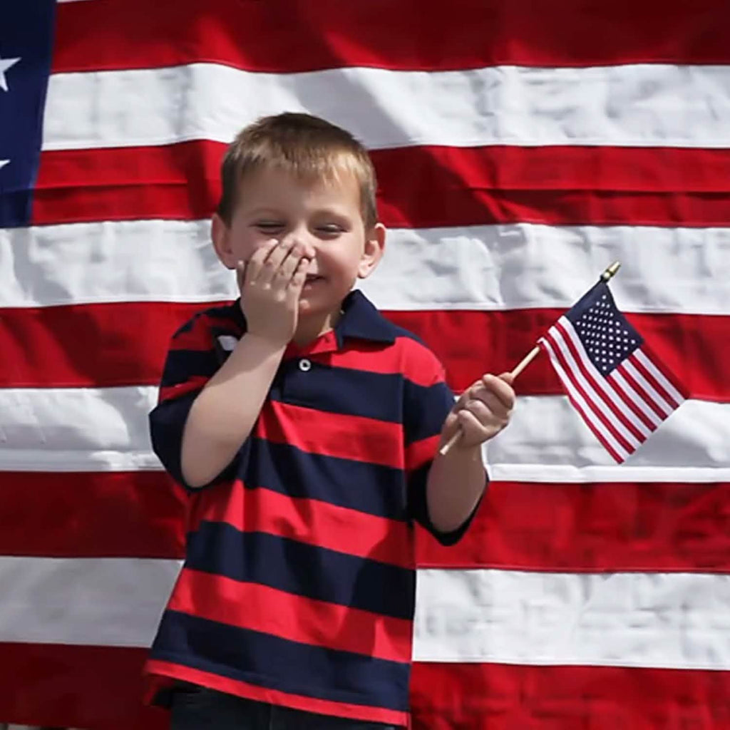 Lot de 100 : Drapeau des États-Unis 4x6 po sur bâton en bois