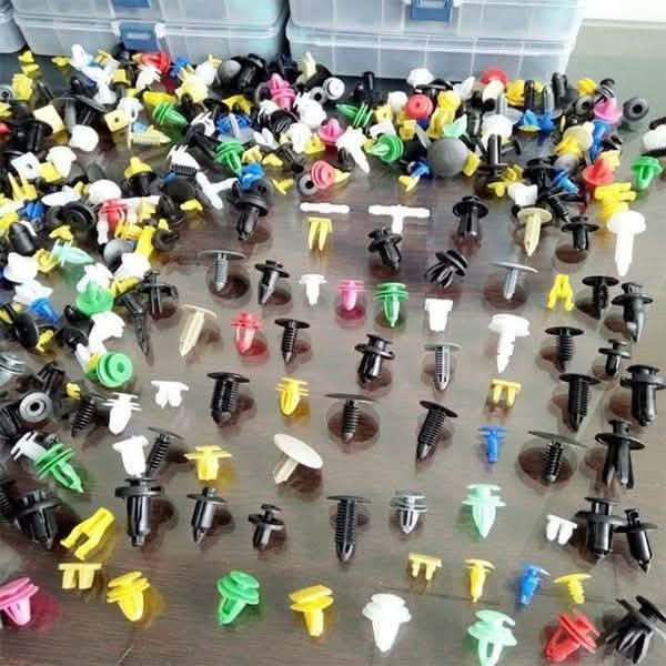 100ピース：ユニバーサルプラスチックカークリップ