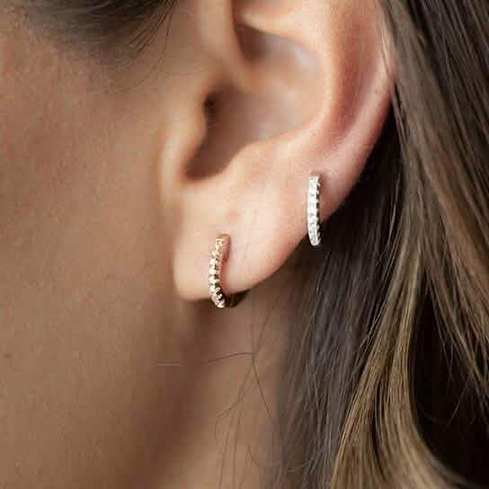 Boucles d'oreilles créoles Huggie en oxyde de zirconium plaqué or 14 carats