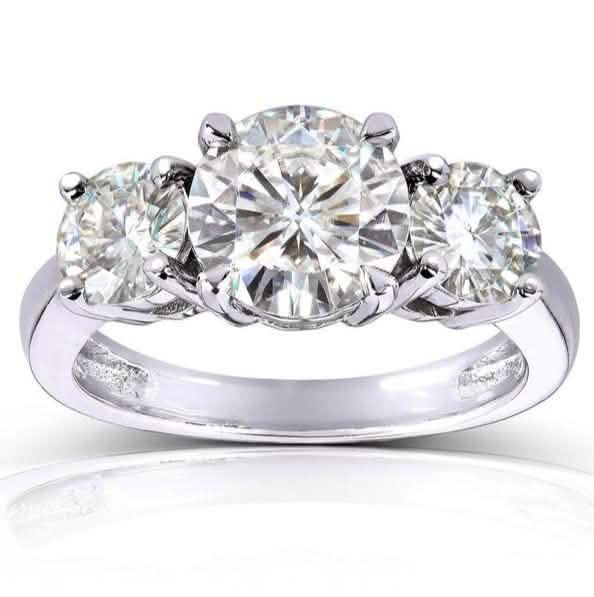 Bague à 3 pierres à griffes en plaqué or blanc 18 carats et créé en laboratoire de 1,5 carat au total