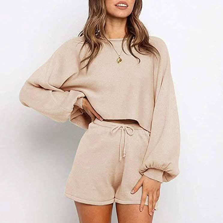 Ensemble 2 pièces : Tenue en maille, haut court à manches bouffantes, short et survêtement en tricot
