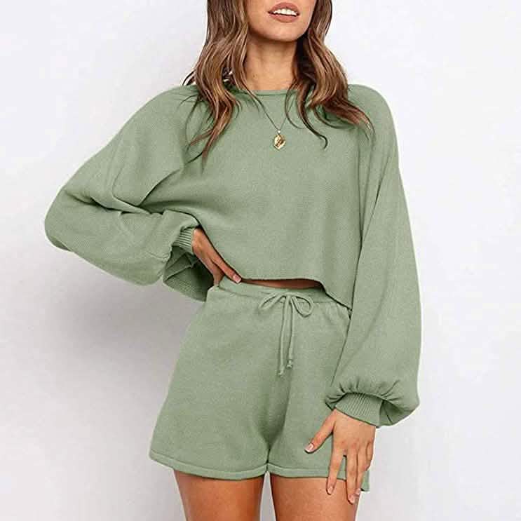 Ensemble 2 pièces : Tenue en maille, haut court à manches bouffantes, short et survêtement en tricot