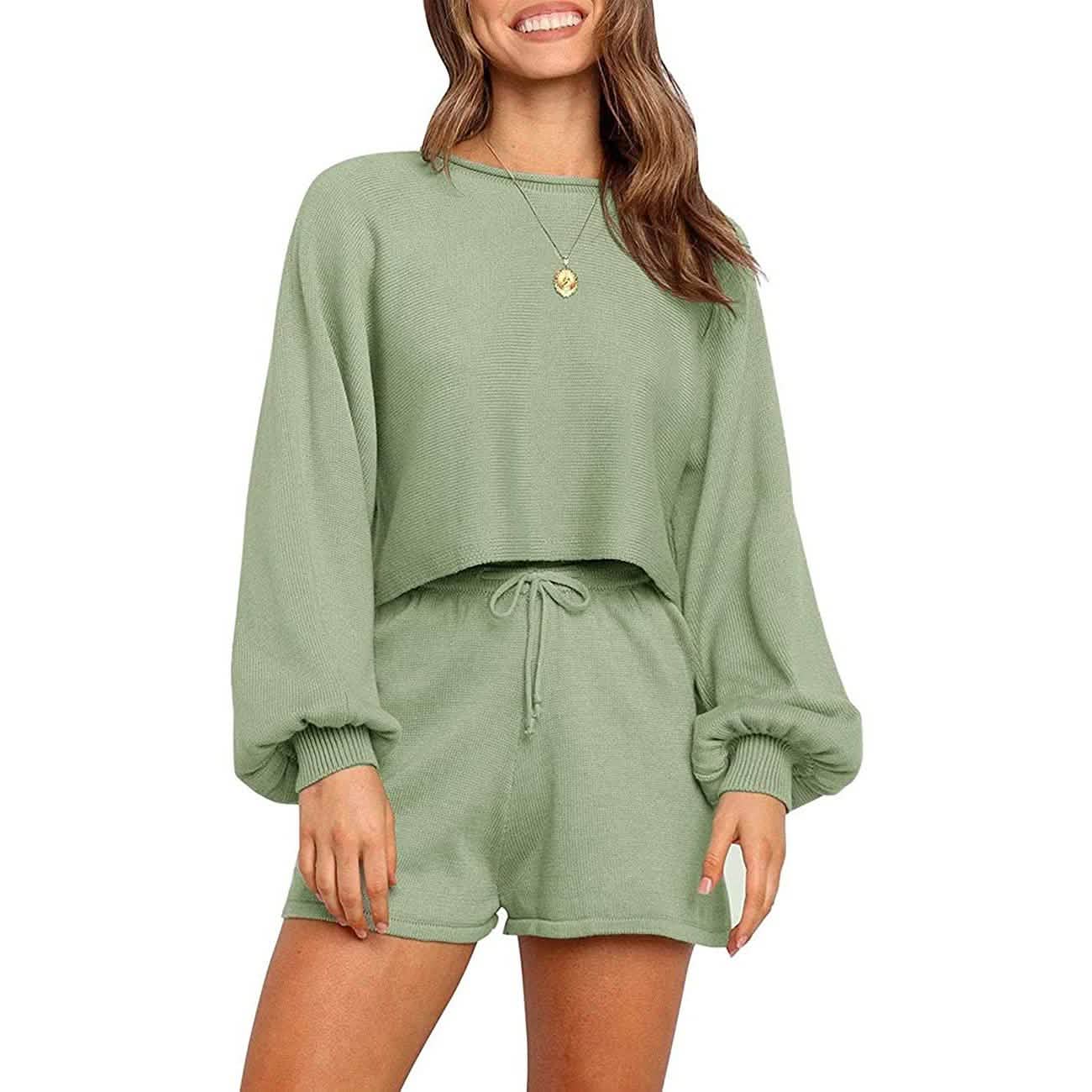 Ensemble 2 pièces : Tenue en maille, haut court à manches bouffantes, short et survêtement en tricot
