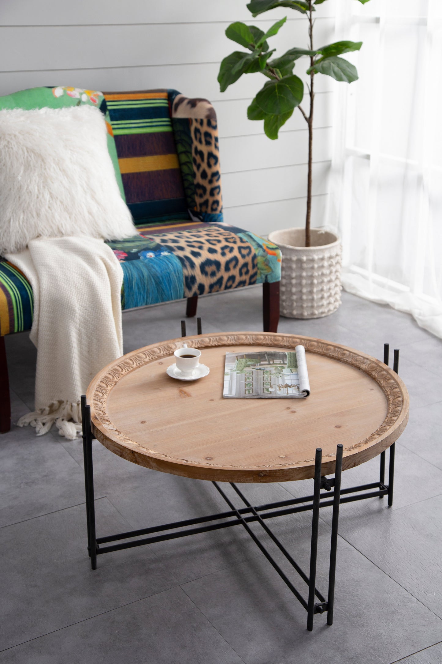 Farmhouse Round Wooden Coffee Table with Metal Legs