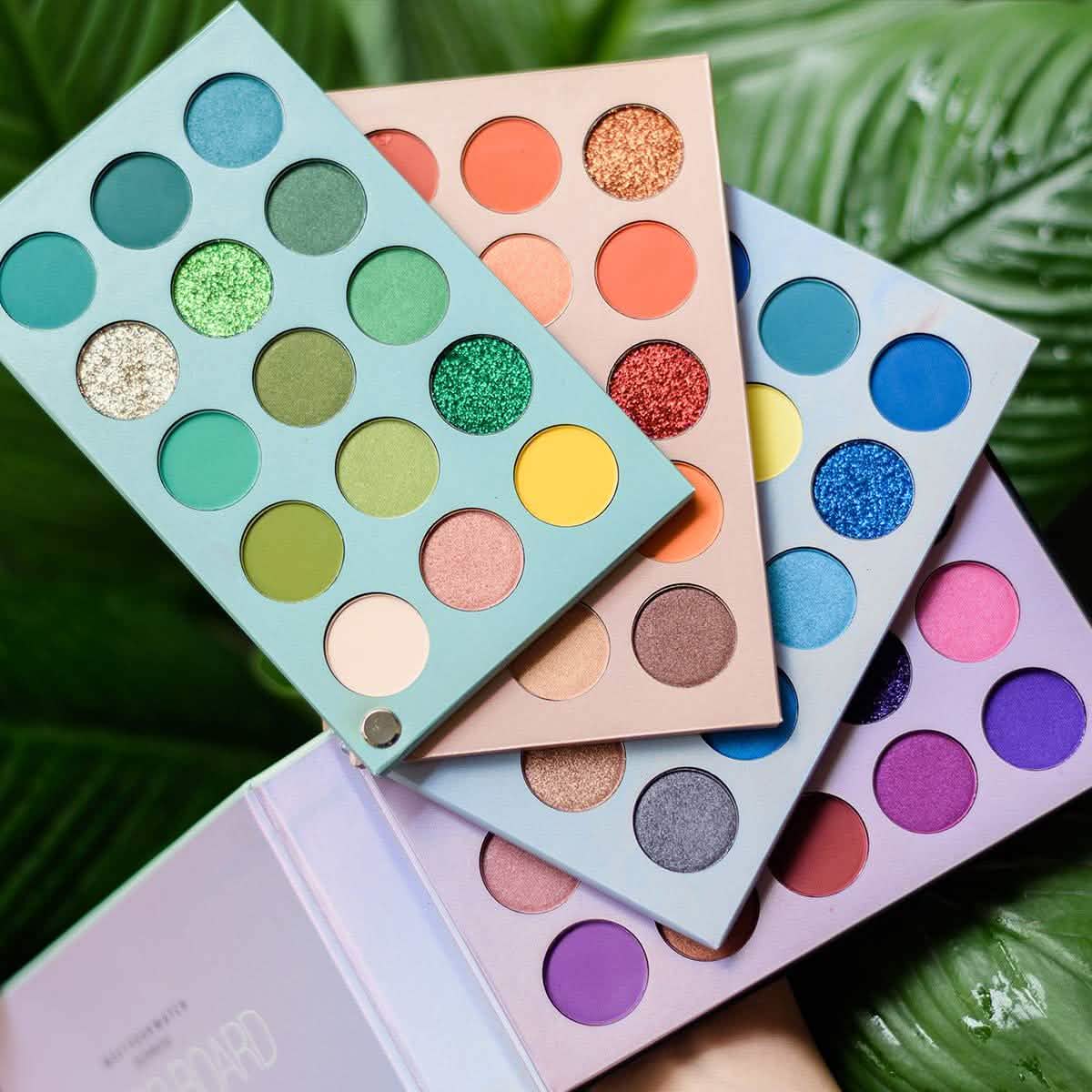 Palette de fards à paupières 60 couleurs, ensemble de maquillage 4-en-1 avec tableau de couleurs