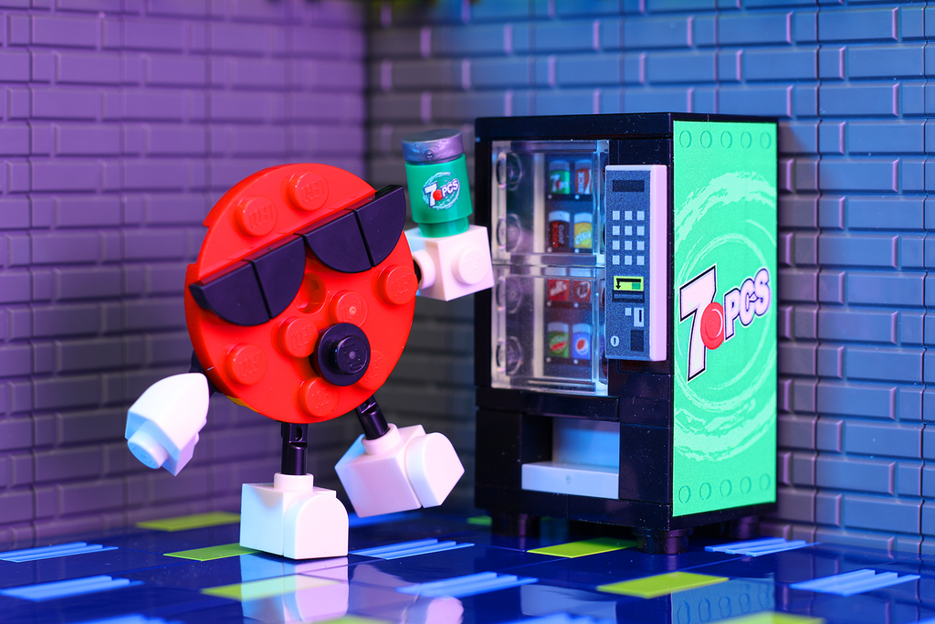 Distributeur automatique de boissons en 7 pièces personnalisé réalisé avec des pièces LEGO - B3 Customs