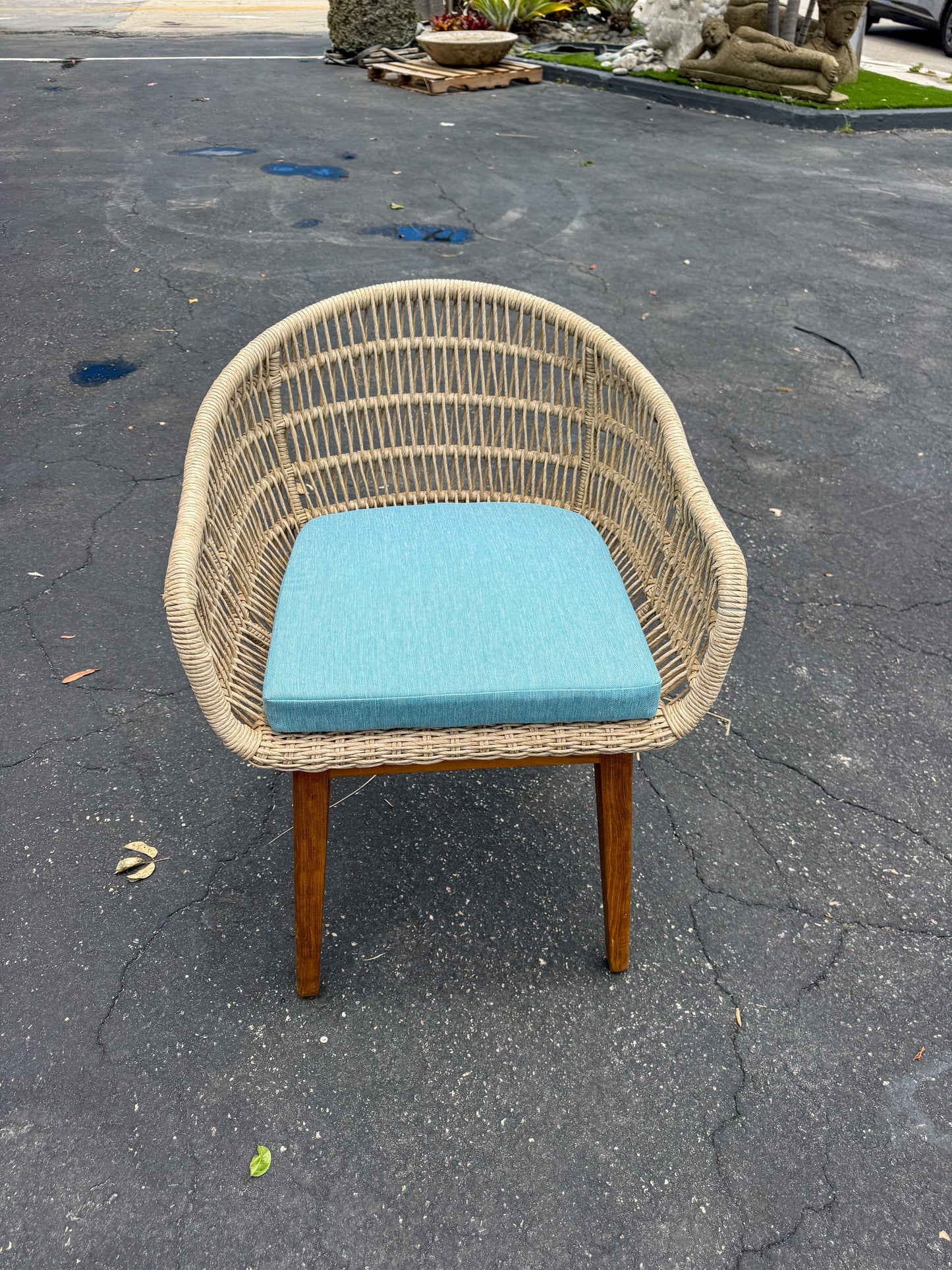 SYNTHETIC ROPE AND TEAK ARM CHAIR W/ BLUE CUSHION