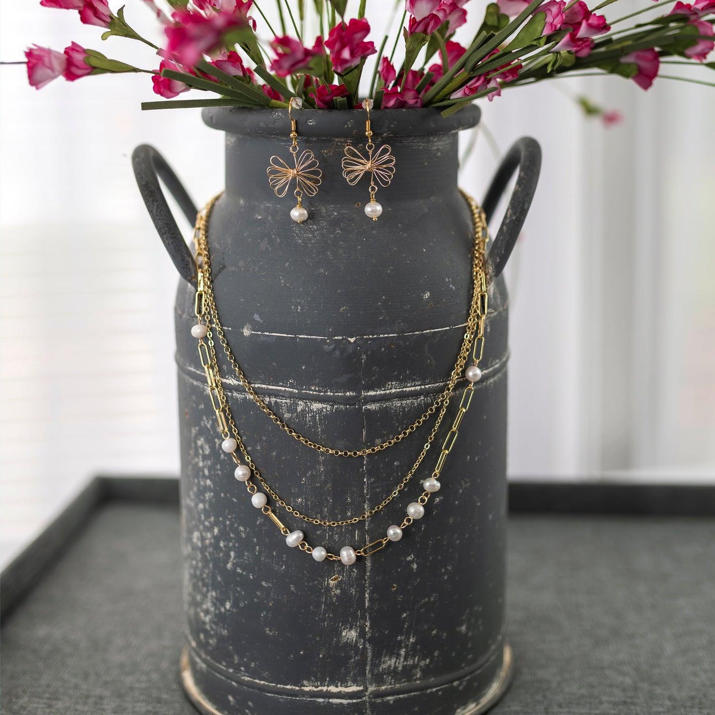 Coquette gold necklace