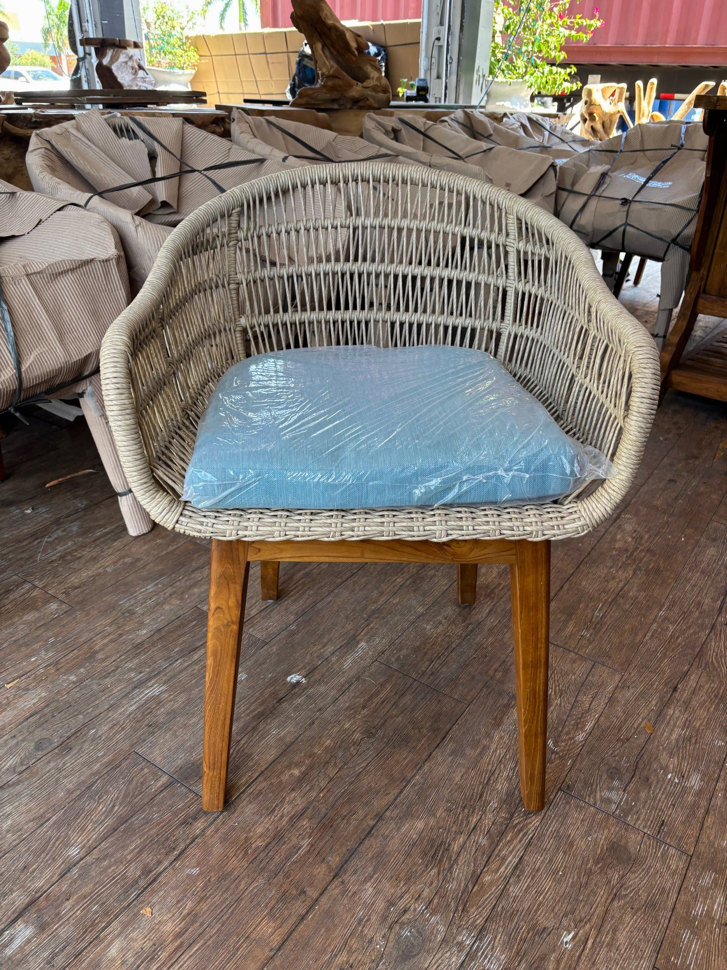 SYNTHETIC ROPE AND TEAK ARM CHAIR W/ BLUE CUSHION