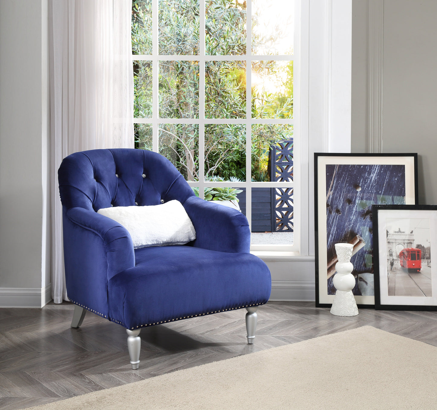 Charming One-Seater