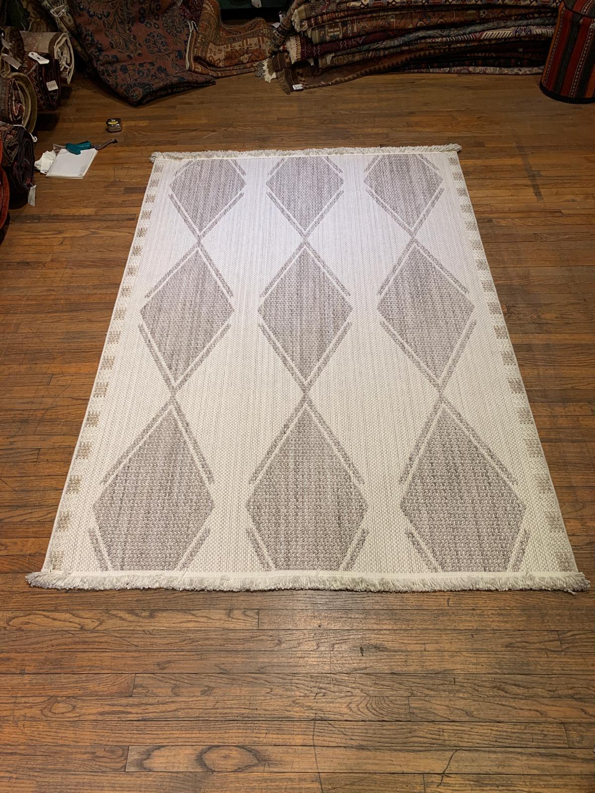 Persian-Inspired. Modern Defined. Turkish Made Rug, size 5' 4" x 7' 8"