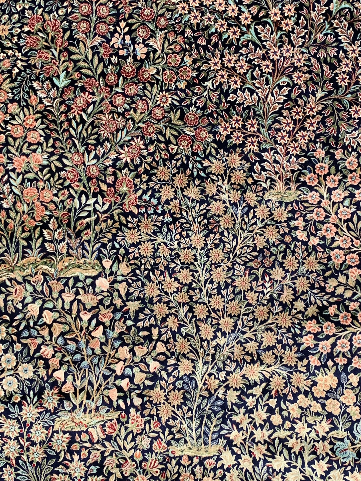 Exquisite 100% Silk Persian Design Rug – Elegant and Luxurious, size 6' 7" x 9' 8"