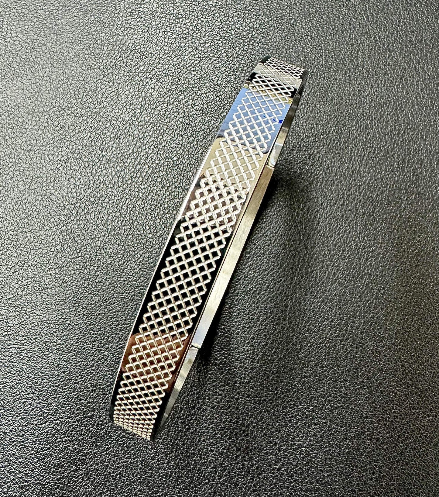 BG800W B.Tiff Simplicity Cross Hatch Bangle Bracelet