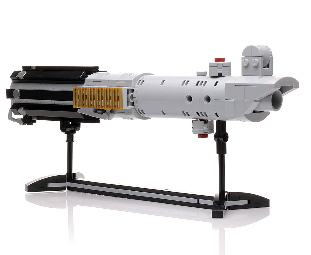 Sabre laser de Luke Skywalker dans Un nouvel espoir avec support, fabriqué à partir de pièces LEGO (taille réelle)