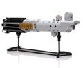 Sabre laser de Luke Skywalker dans Un nouvel espoir avec support, fabriqué à partir de pièces LEGO (taille réelle)