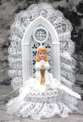 Décorations de gâteau Fille religieuse, Fille priant en porcelaine avec autel, R475G, 17,8 cm de haut