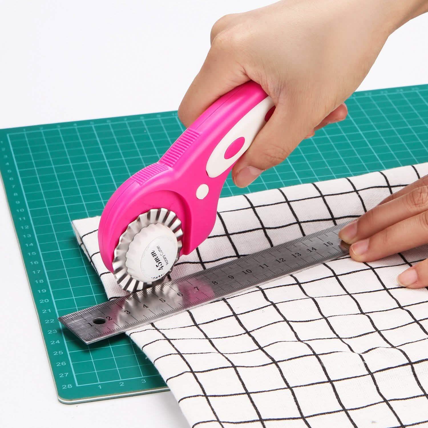 Coupe-tissu rotatif 45 mm AGPtek avec 7 lames de rechange et verrouillage de sécurité