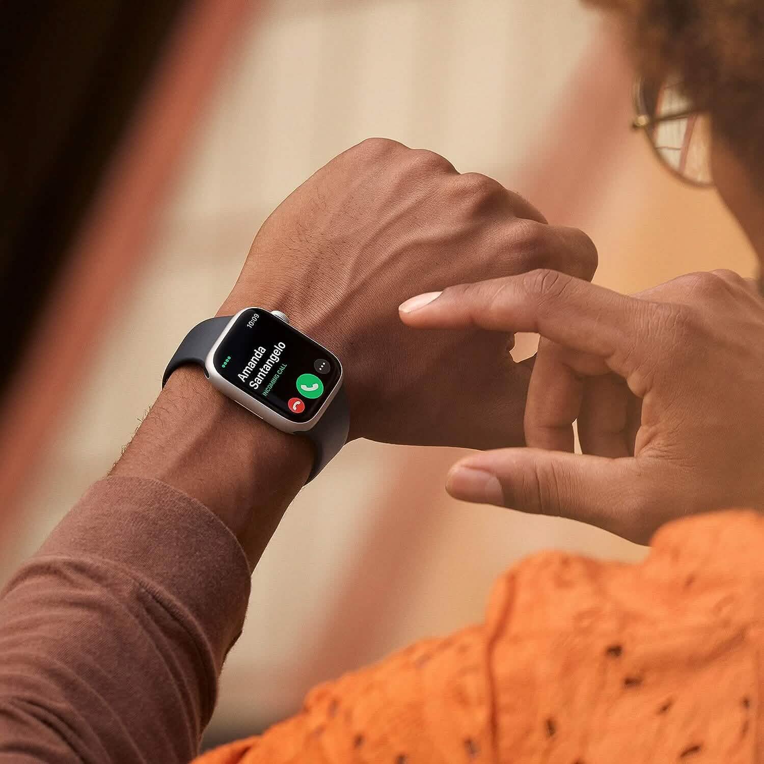 Apple Watch Series 8 (GPS 45 MM) – Boîtier en aluminium minuit avec bracelet sport minuit (Reconditionné)