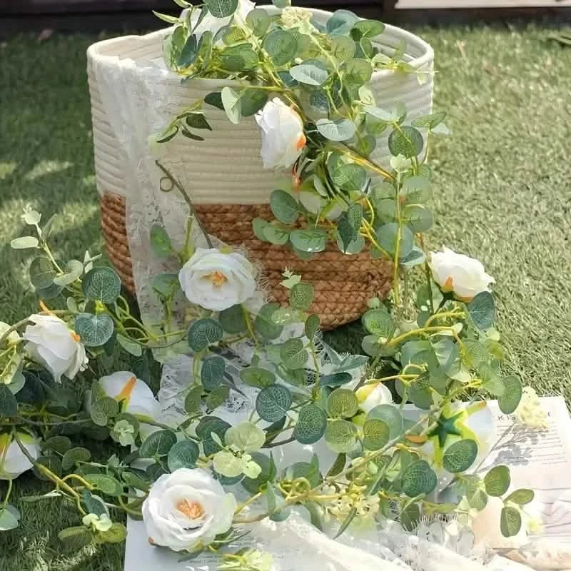 Guirlande d'eucalyptus artificielle avec fausses roses et gypsophile, verdure florale artificielle