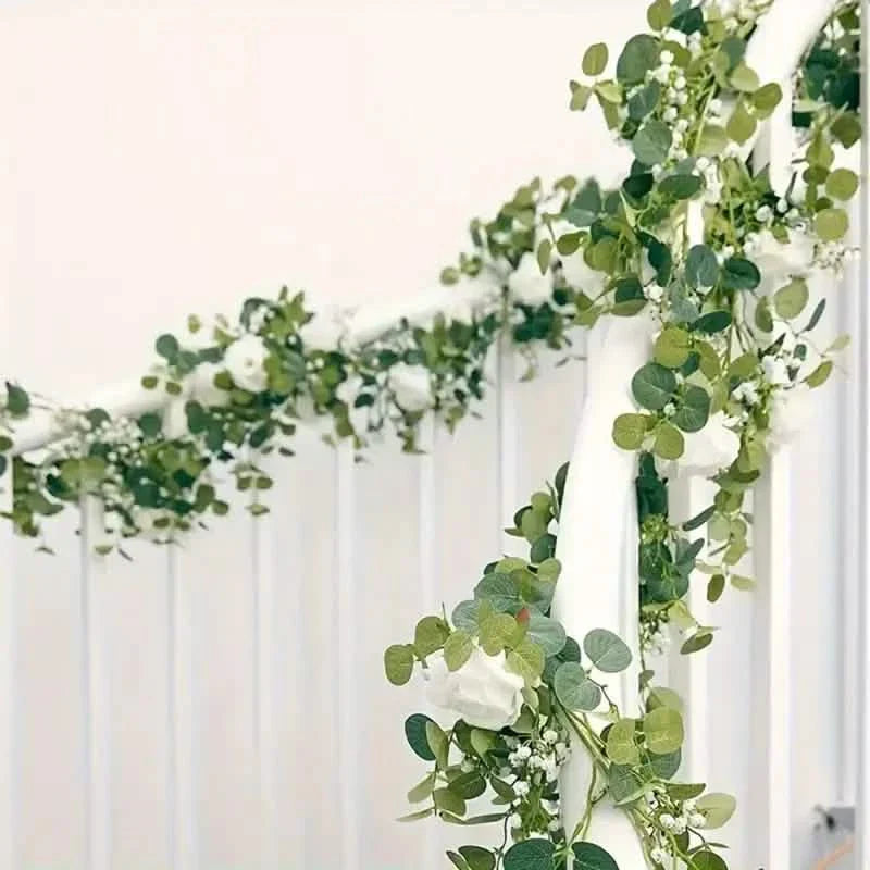 Guirlande d'eucalyptus artificielle avec fausses roses et gypsophile, verdure florale artificielle