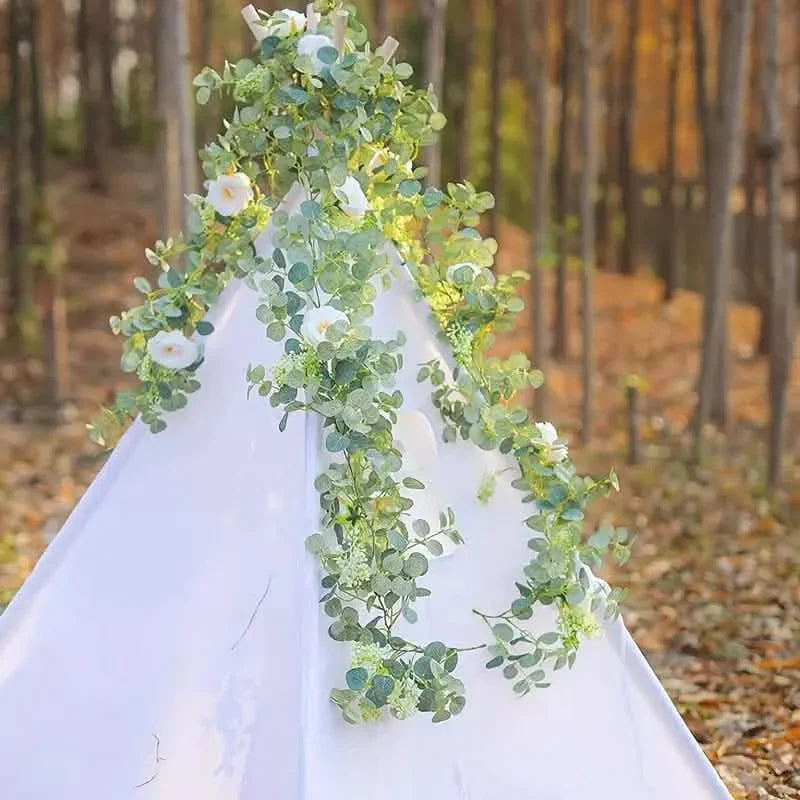 Guirlande d'eucalyptus artificielle avec fausses roses et gypsophile, verdure florale artificielle