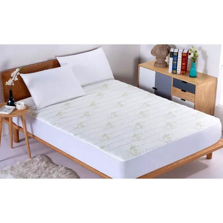 Protège-matelas matelassé hypoallergénique en bambou et aloe vera
