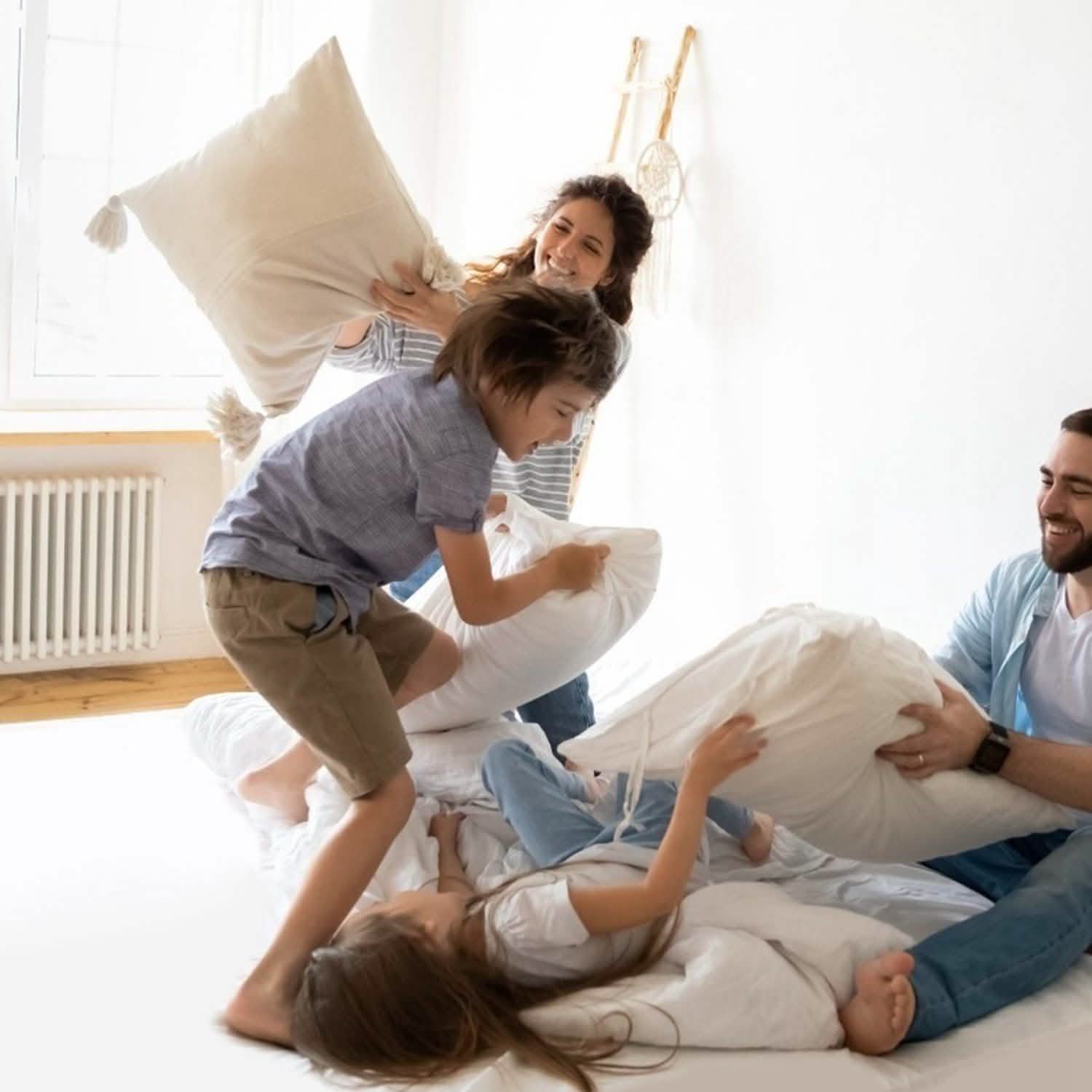 Attaches-draps élastiques réglables en croix pour le maintien des draps