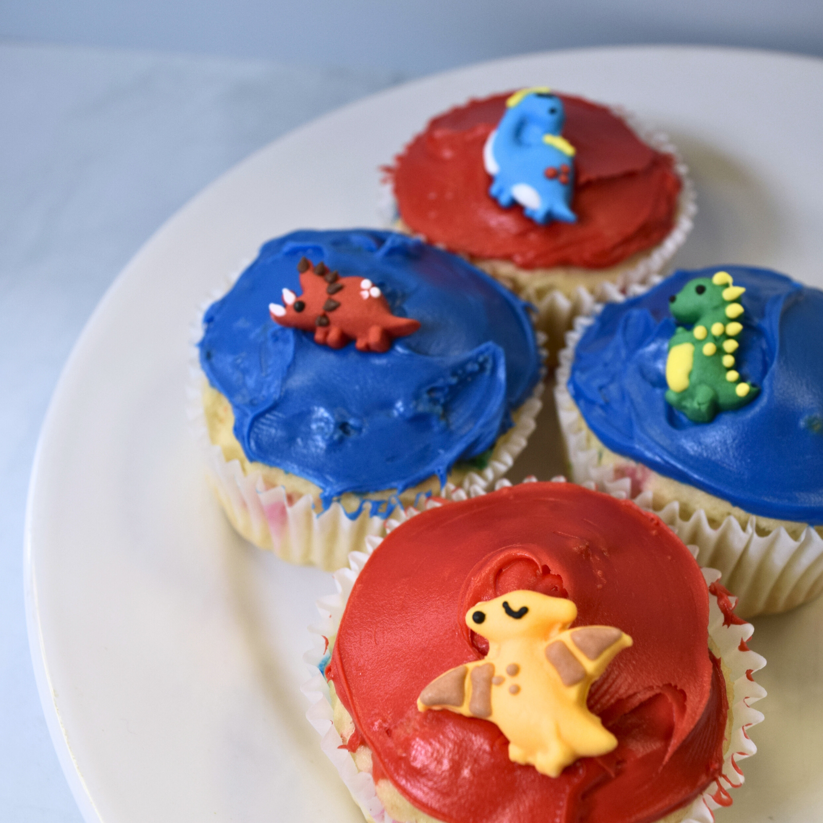 Mignon dinosaure - Décoration de gâteau ou cupcake en sucre - Dinosaure d'anniversaire rouge, vert, jaune et bleu