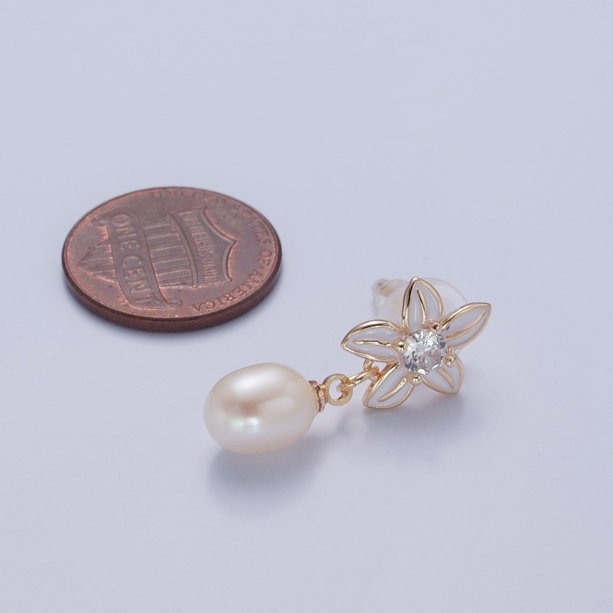 Dangle White Pearl Stud Earring with White Flower for Wedding Jewelry T-529
