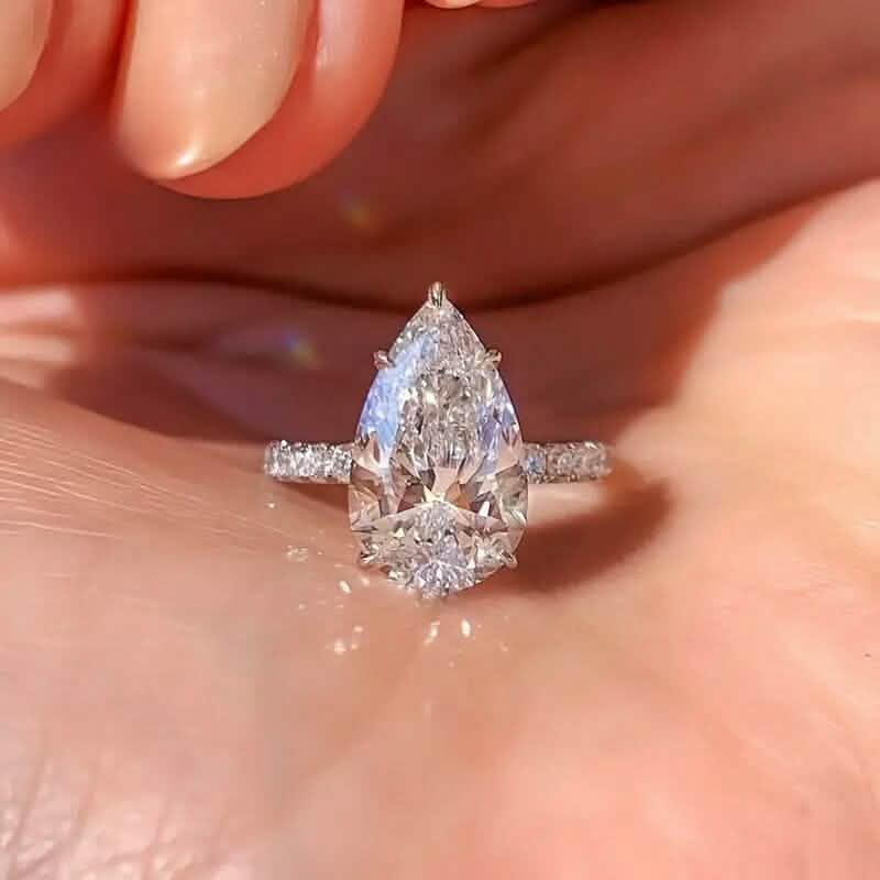 エレガントな涙型キュービックジルコニア婚約指輪