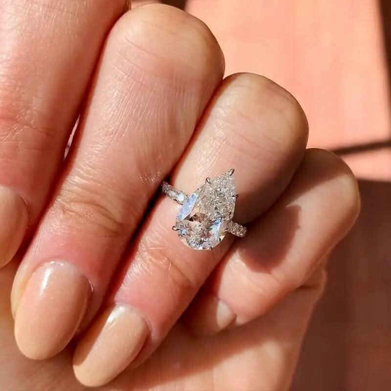 エレガントな涙型キュービックジルコニア婚約指輪