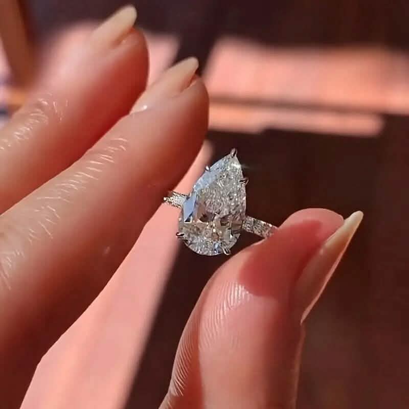 エレガントな涙型キュービックジルコニア婚約指輪