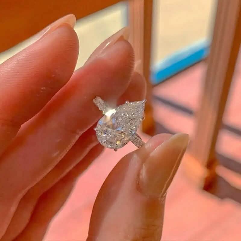 エレガントな涙型キュービックジルコニア婚約指輪