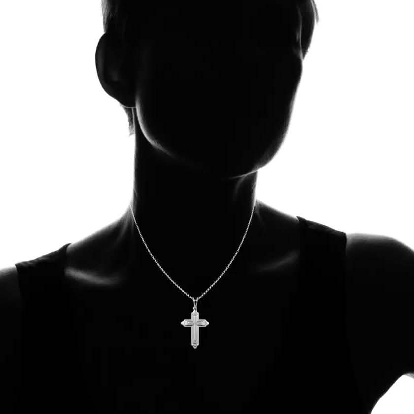 Collier en argent fin avec croix