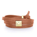 Véritable bracelet en cuir marron à enroulements multiples avec clous pyramide dorés