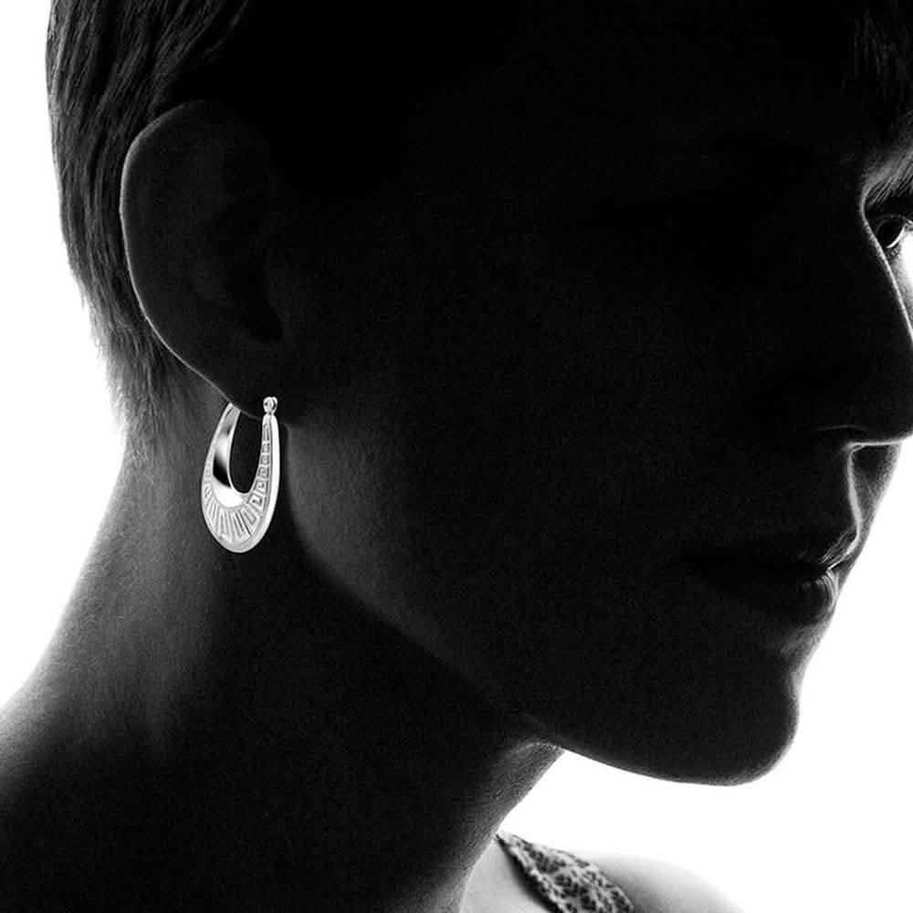 Boucles d'oreilles créoles ovales motif clé grecque par Paolo Fortelini