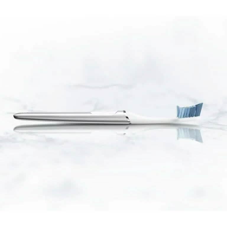 Oral-B Clic Deluxe Kit de démarrage, Brosse à dents manuelle avec 3 têtes de brosse et support magnétique