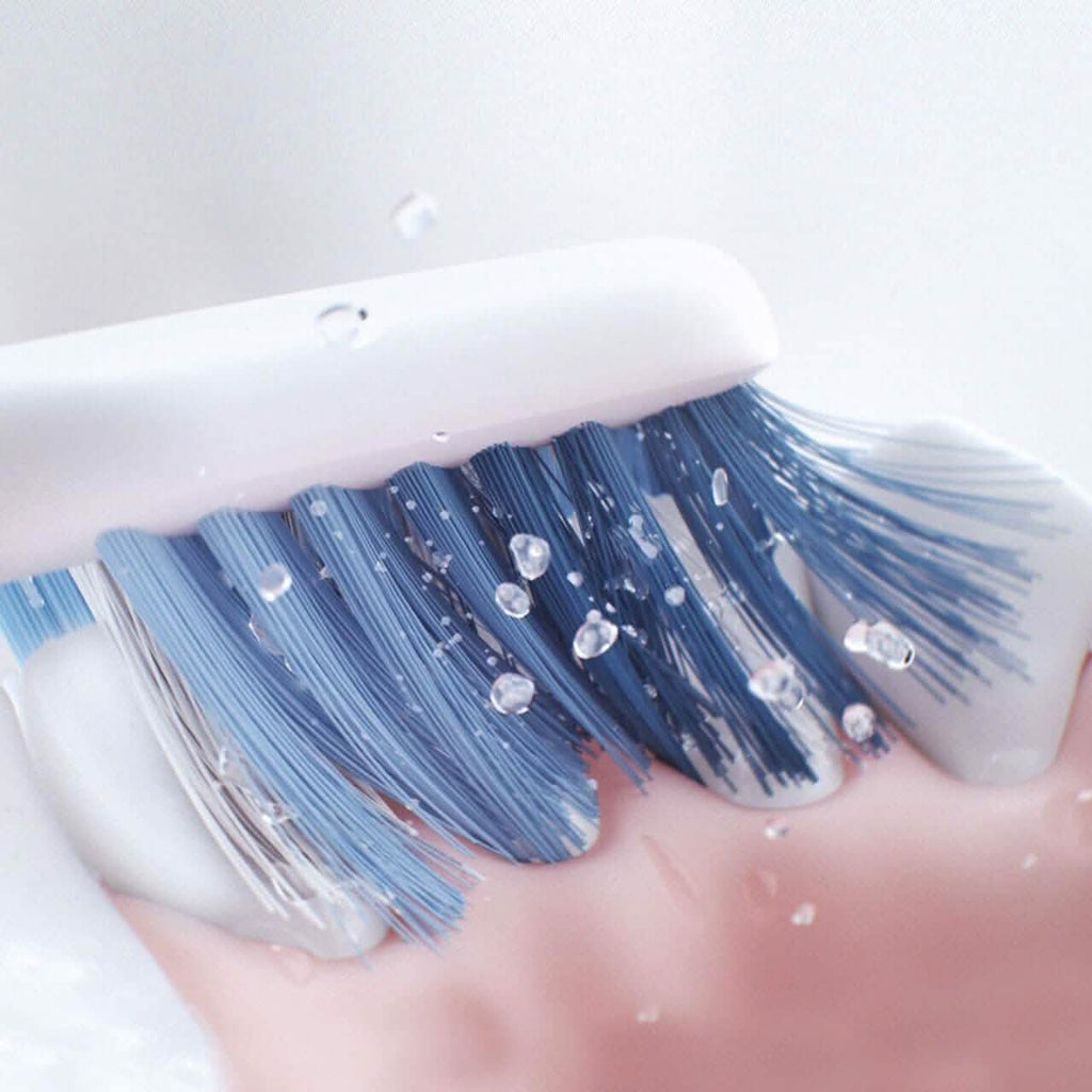 Oral-B Clic Deluxe Kit de démarrage, Brosse à dents manuelle avec 3 têtes de brosse et support magnétique