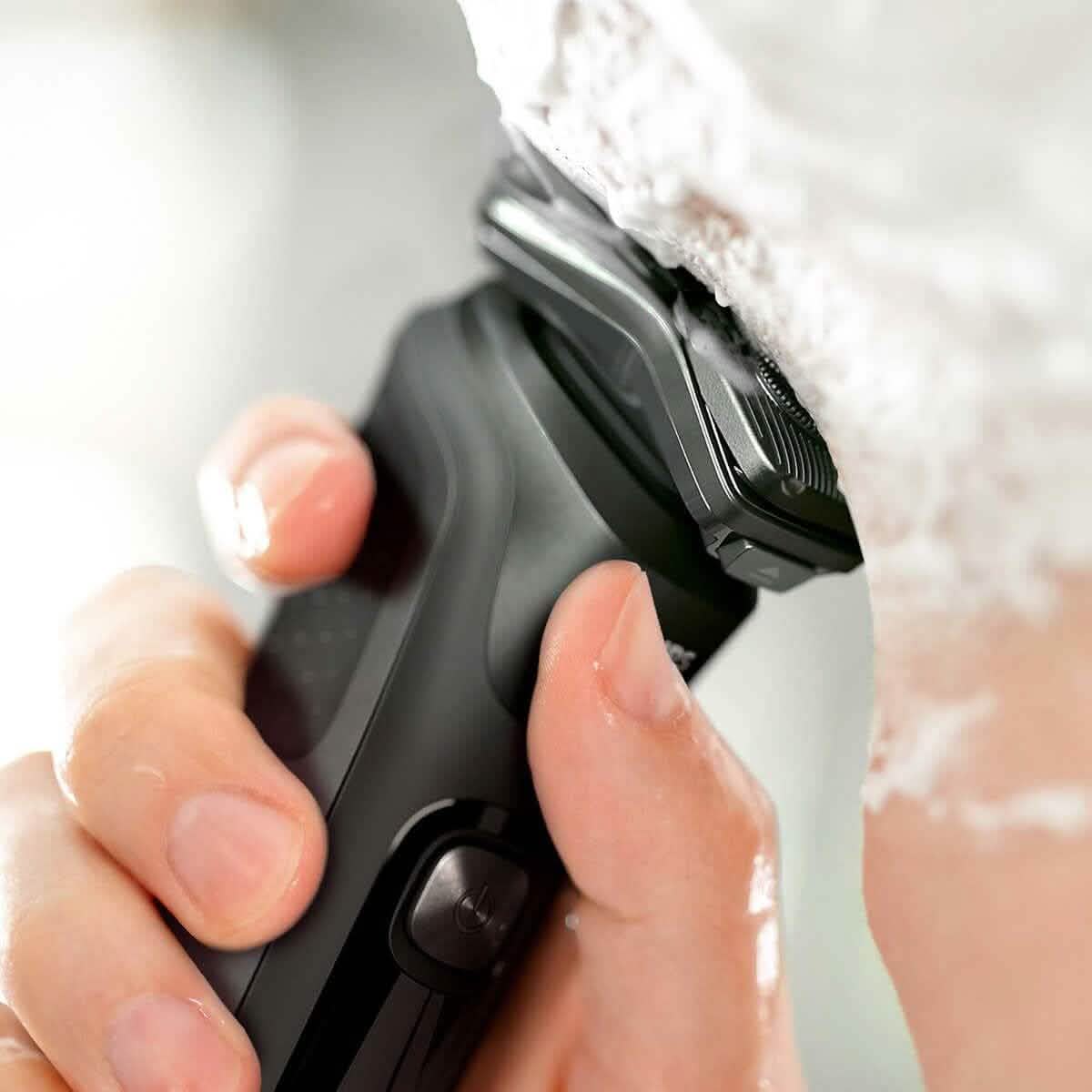 Philips Wet & Dry Shaver 5000 with SkinIQ Tech + Shave Heads, Charging & Cleaning Base (Refurbished)
