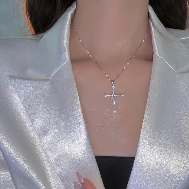 Collier Pendentif Croix en Zircon Exquis et Strass