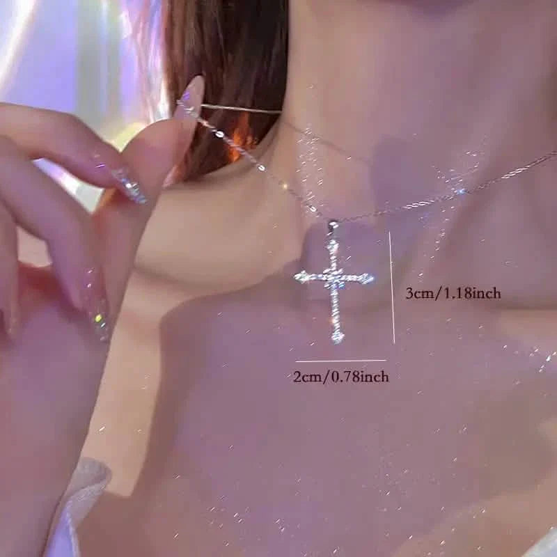 Collier Pendentif Croix en Zircon Exquis et Strass