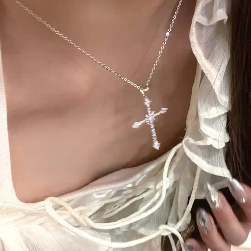 Collier Pendentif Croix en Zircon Exquis et Strass