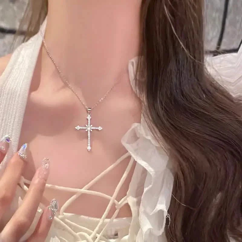 Collier Pendentif Croix en Zircon Exquis et Strass
