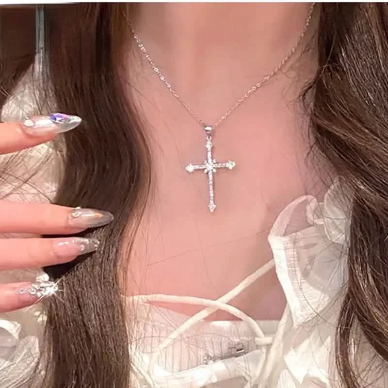 Collier Pendentif Croix en Zircon Exquis et Strass