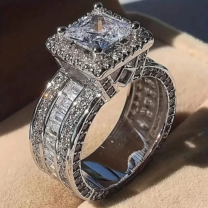 Bague auréole brillante incrustée d'un zircon cubique brillant de taille princesse