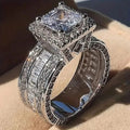 Bague auréole brillante incrustée d'un zircon cubique brillant de taille princesse