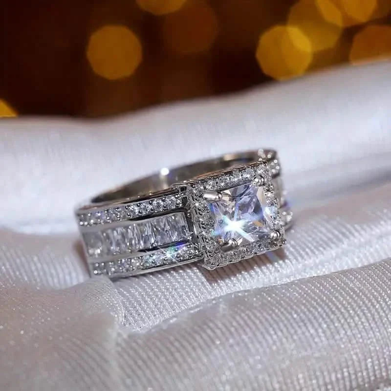 Bague auréole brillante incrustée d'un zircon cubique brillant de taille princesse
